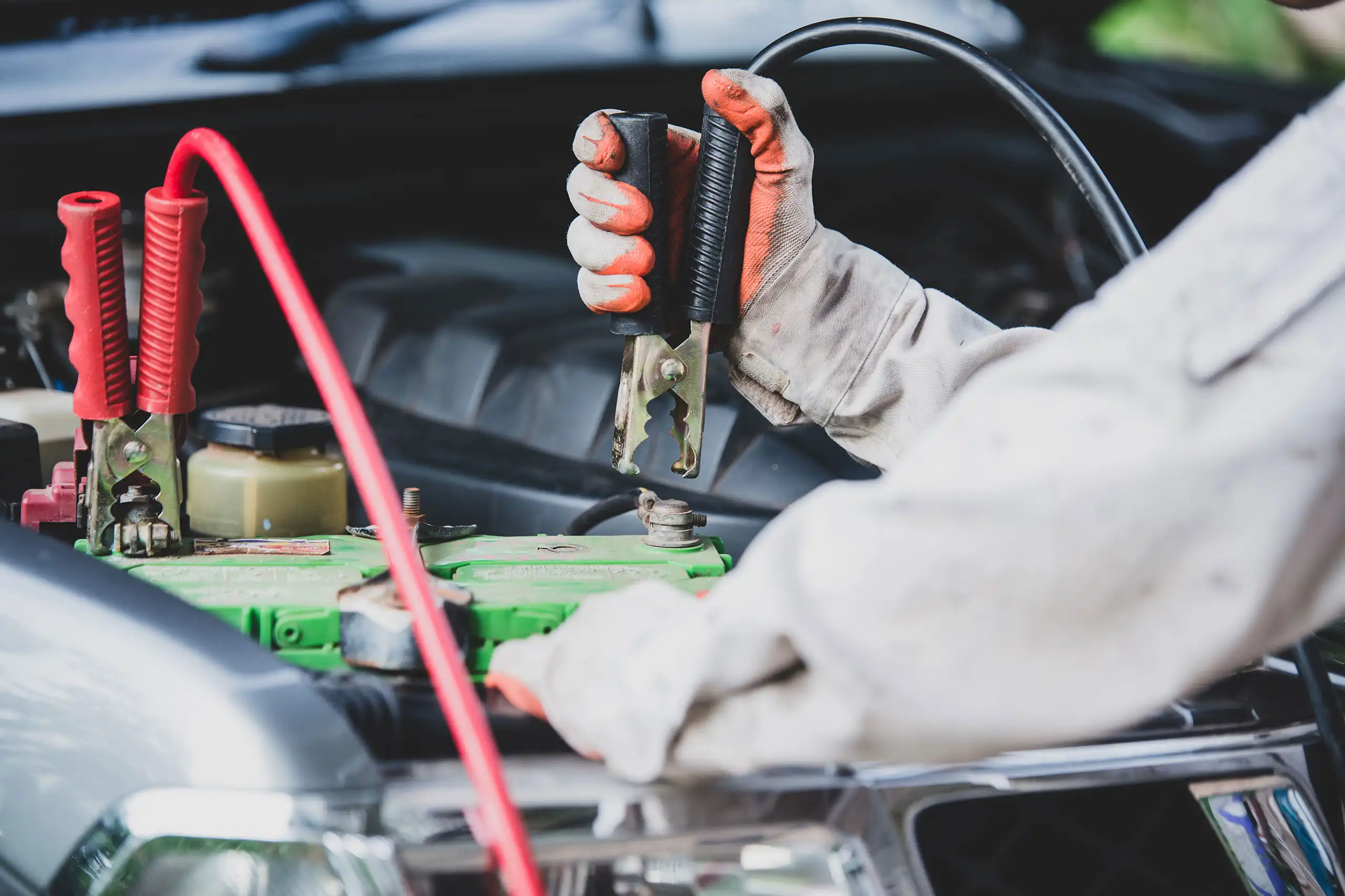 Procedura per collegare i cavi a una batteria di un'auto per un avviamento d'emergenza