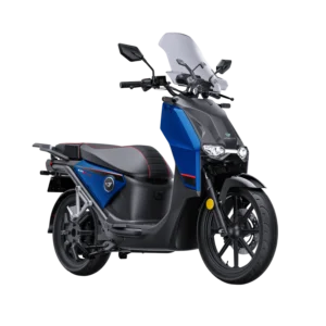 Scooter elettrico CPx Vmoto Soco nel colore blu, dotato di un parabrezza alto e un portapacchi posteriore nero
