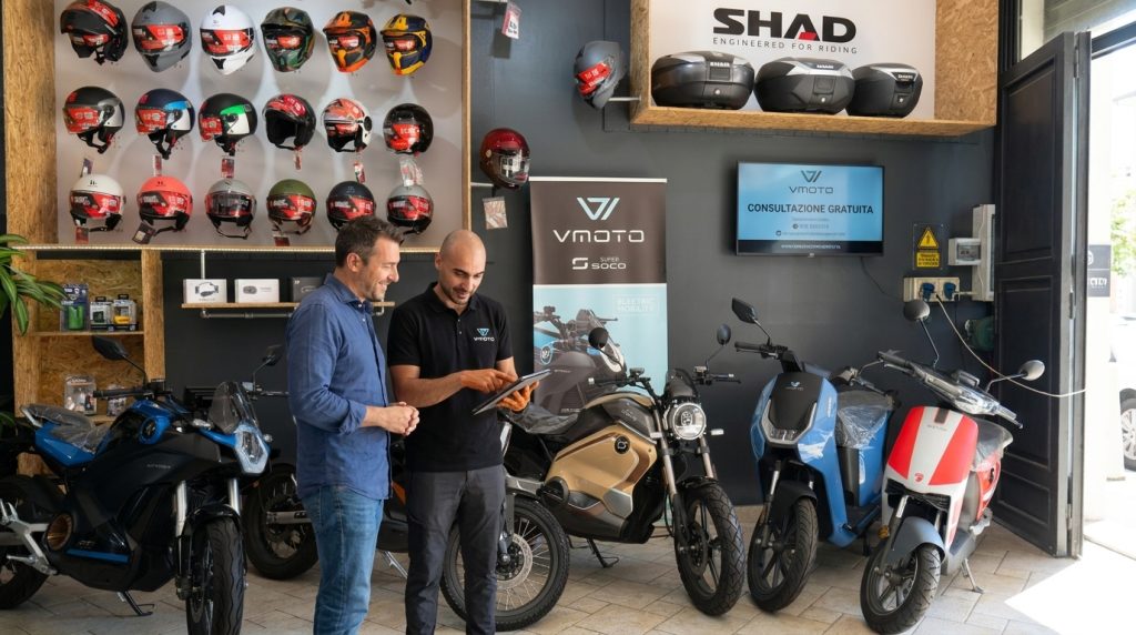 Tecnico che fa una consulenza sulle moto elettriche