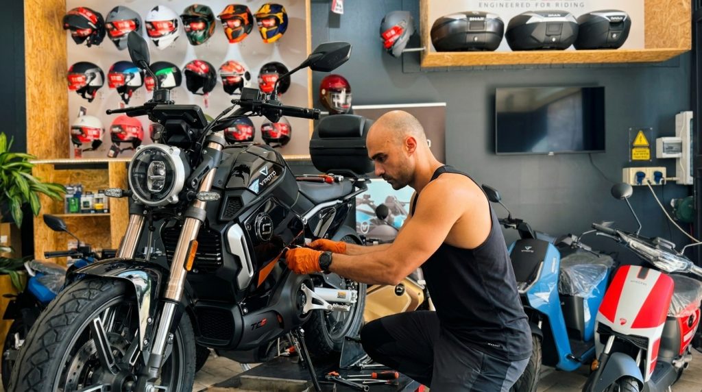 Manutenzione moto elettrica Super Soco TC Max con una caratteristica finitura nera e un motore centrale da 3900W